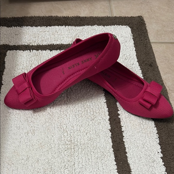 NWOB Anne Klein Fuchsia Bow Flats - Picture 1 of 4